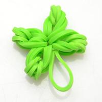 Making a Green Four-leaf Clover Rubber Band Loom Charm by Hand 