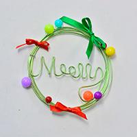 How Do You Make an Easy Green Wire Wrapped Christmas Wreath