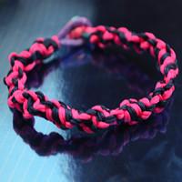 Free Macramé Pattern on Weaving a Spiral Paracord Friendship Bracelet