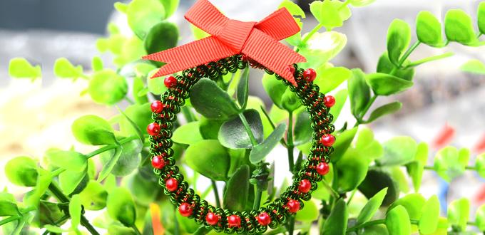 How to Make a Wire Wrapped Christmas Ornament Wreath with Beads and Ribbon