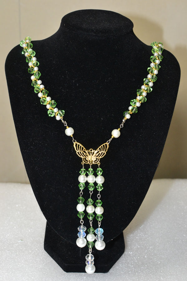 I'm quite satisfied with this glass necklace with butterfly and long beaded pendant design! It works out so charming!
