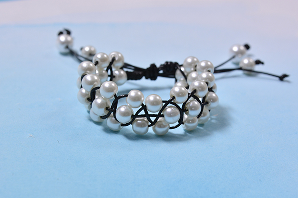 final look of the black leather cord braided and white pearl bracelet