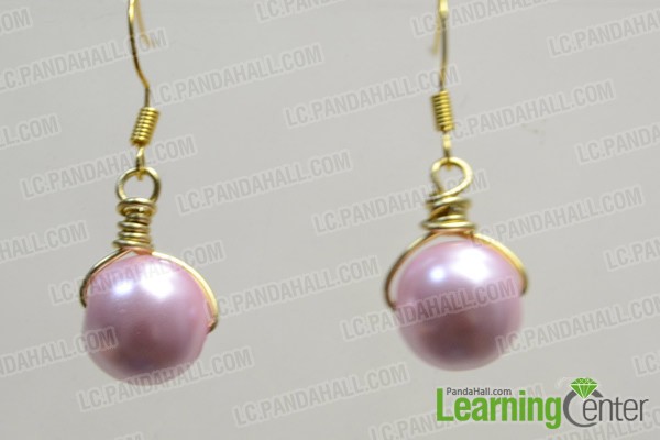 The final look of pearl drop earrings looks like: