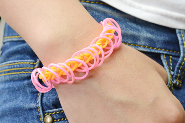 The final look of rubber band bracelets without a loom