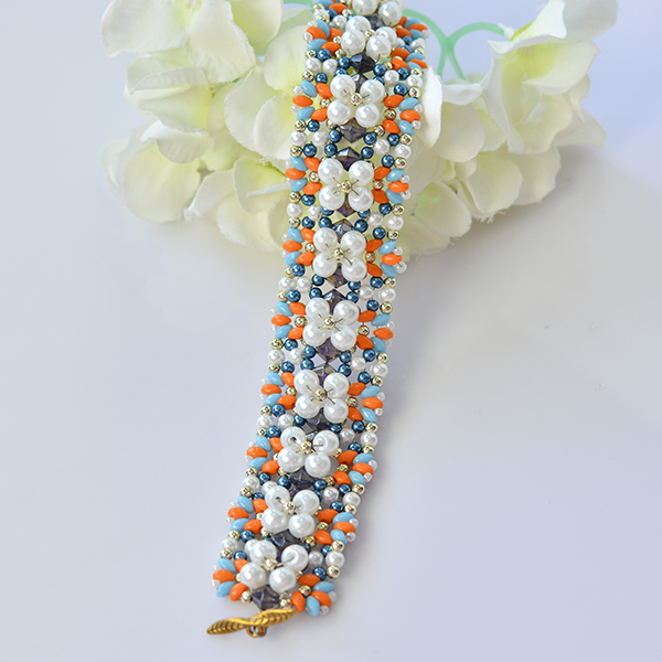 final look of the white pearl and 2-hole seed bead flower bracelet