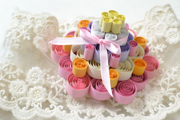 And this is the final look of this colorful 3D quilling paper cake!!