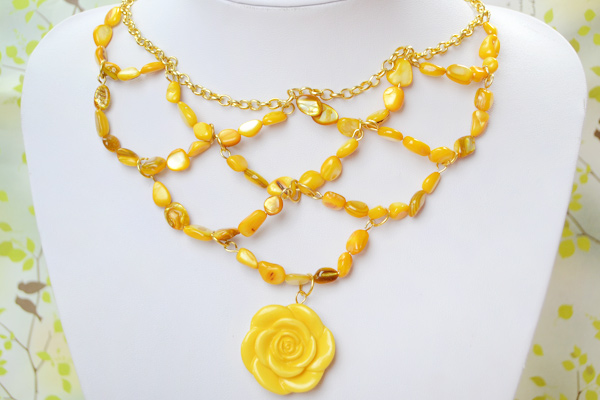 The final look of net yellow bib necklace: