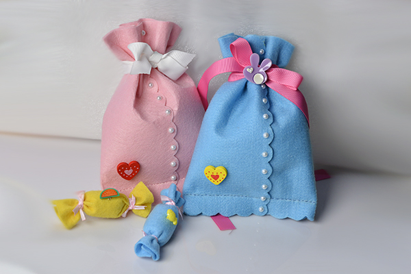 I made another candy bag in blue with pink ribbon bow! Aren't they lovely?