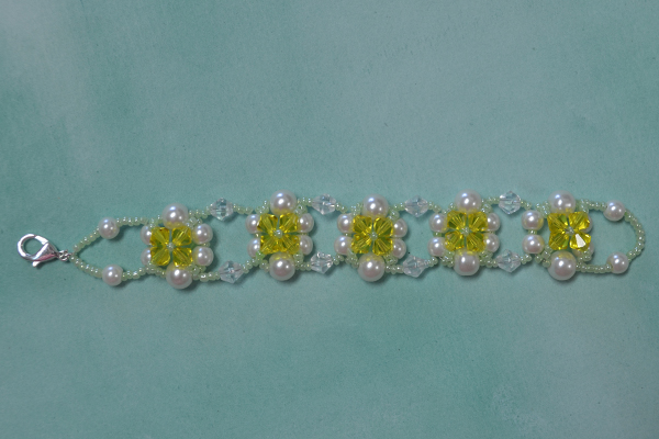 Follow me step by step, you will finish your bracelet like this: 
