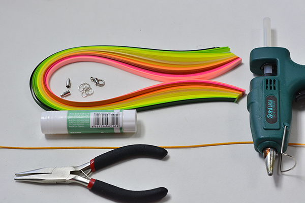 Supplies in making an easy quilling paper pendent necklace: