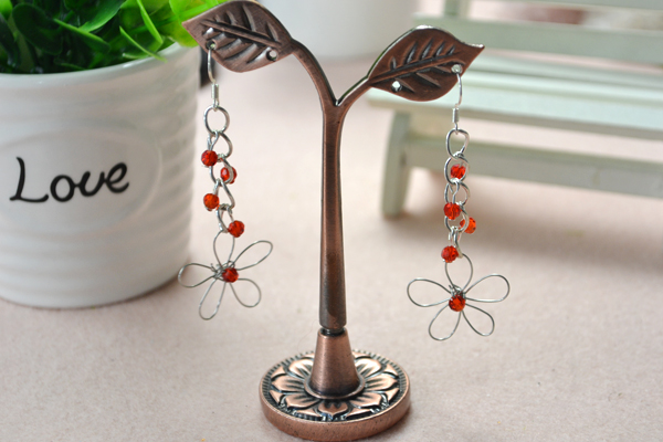 the final look of the wire wrapped flower earrings tutorial