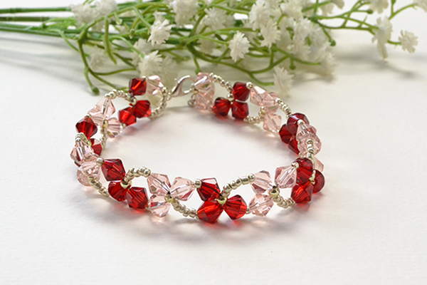 Allow me to show you the final look of this love red and pink crystal dancing clover bracelet!