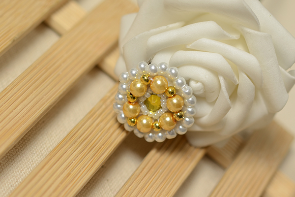 Here is the final look of this easy but charming pearl ring. Do you love it?