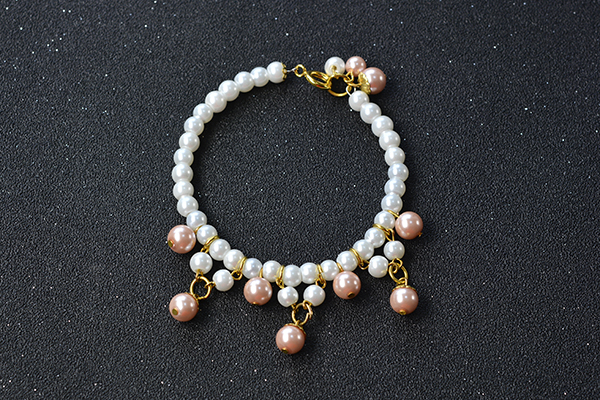 the final look of the simple pearl bracelet