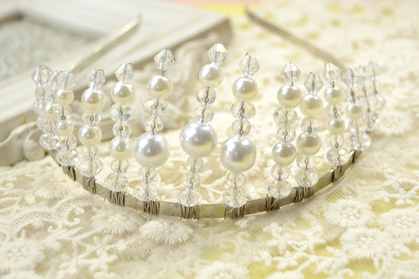 The final look of wedding pearl and crystal hair accessories: