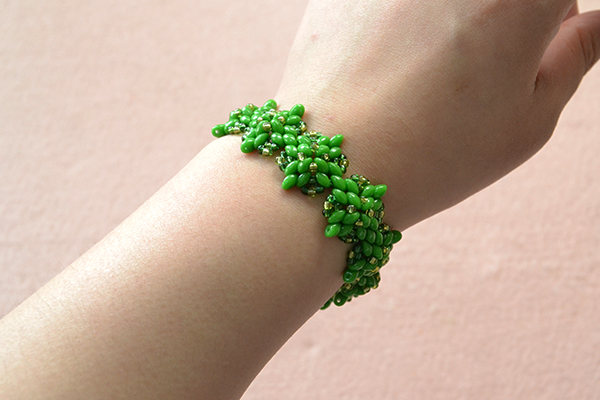 here is the final look of the green seed beads bracelet: