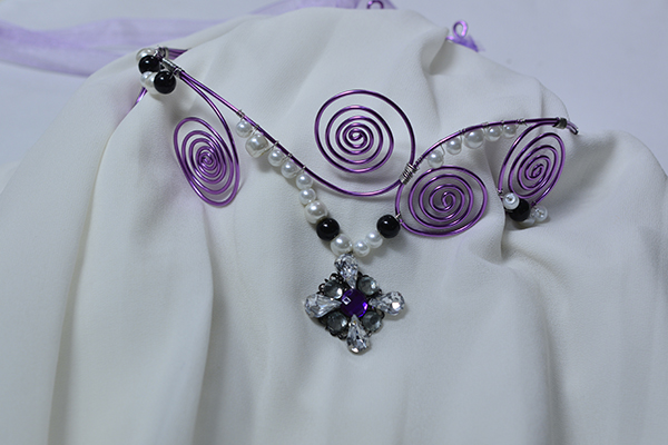 And this is the final look of this purple wire wrapped headpiece with rhinestone drop.