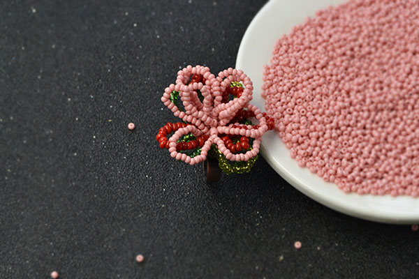 Now, this flower seed beads flower ring has been finished: