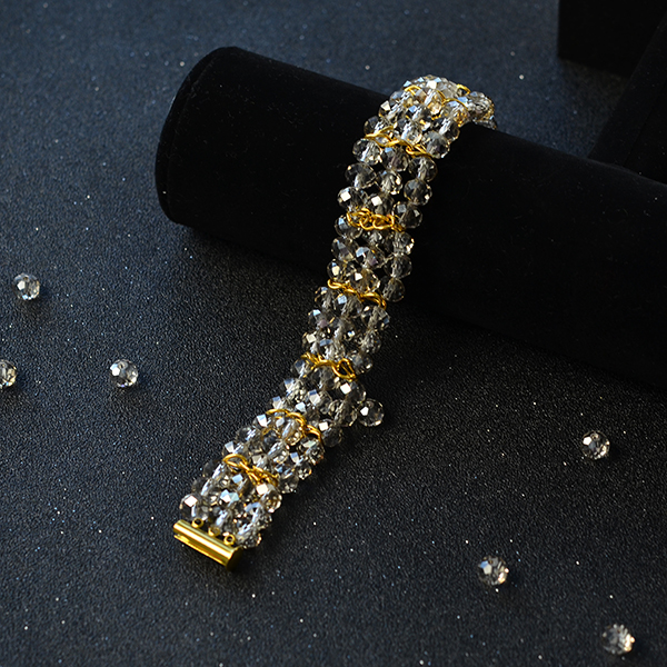 the final look of the beaded crystal bracelet