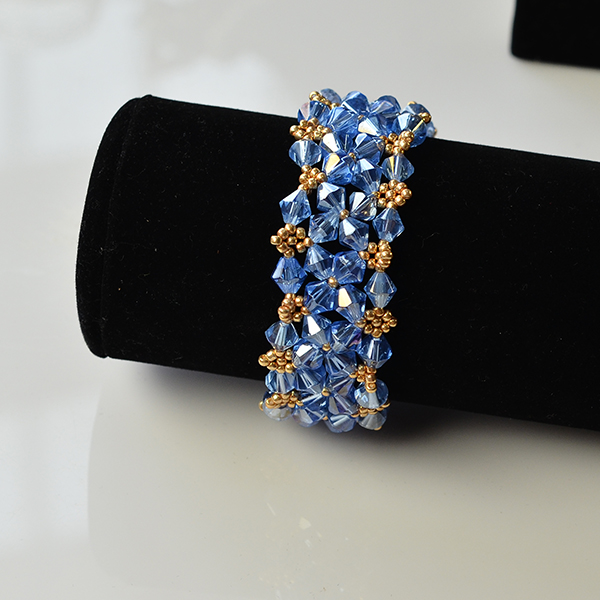 the final look of the blue glass bead bracelet