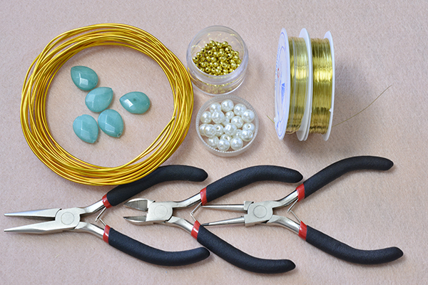 Supplies in making the personalized gold wire wrapped bracelet with blue stone flower decorated: