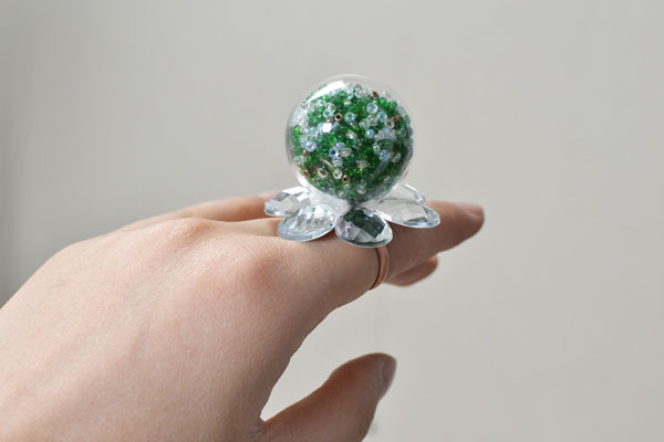 final look of the easy green glass globe bead ring