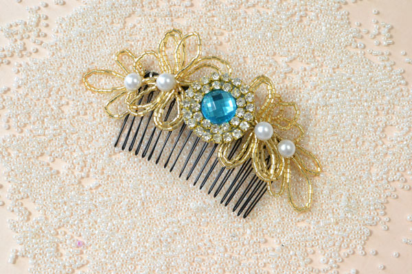Allow me to show you the final look of this yellow beaded flower hair comb! Do you love it?