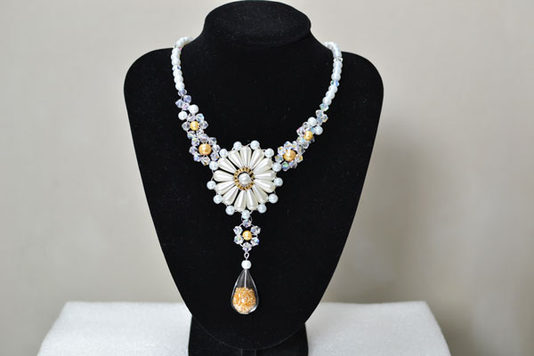 The final look of the beaded flower statement necklace