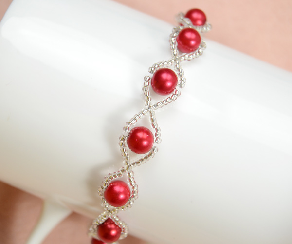 The final look of the pearl and seed bead bracelet patterns