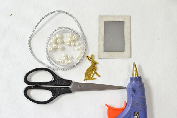 Materials and tools needed in the DIY cute mirror: