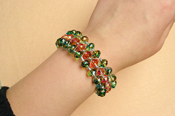 final look of the green and red glass bead bracelet