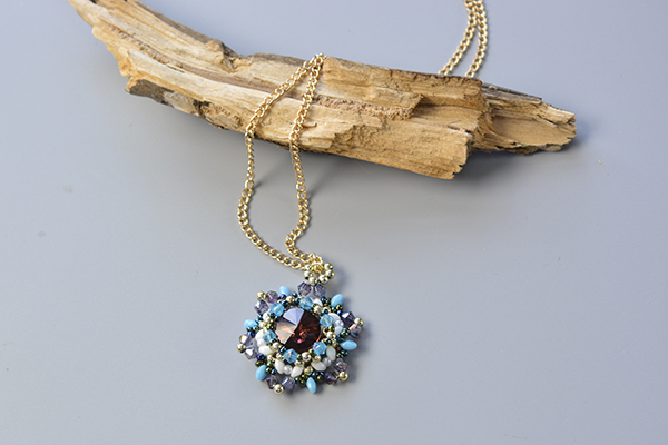 the final look of the beaded pendant necklace