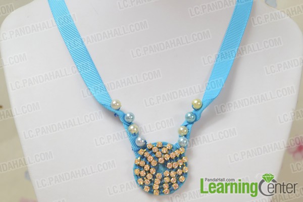 The final look of beaded ribbon necklace