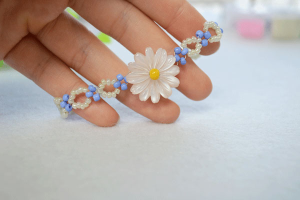 final look of daisy beaded flower bracelet pattern
