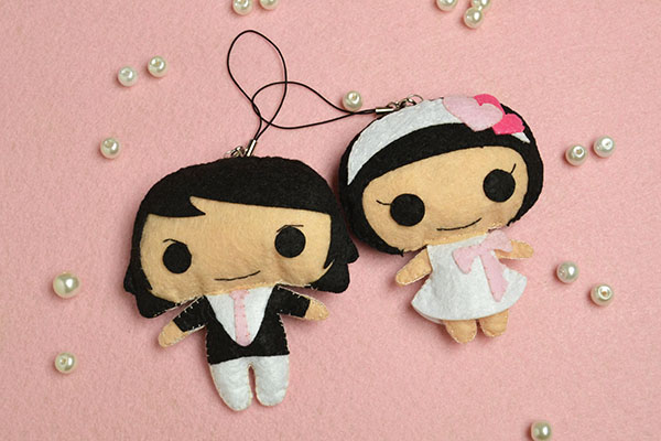 Here is the final look of the felt couple pendants: