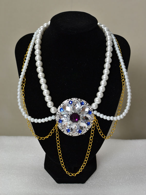final look of the muti-strand white pearl and golden chain necklace