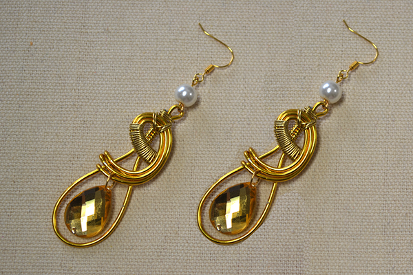 The final look of the gold drop earrings: