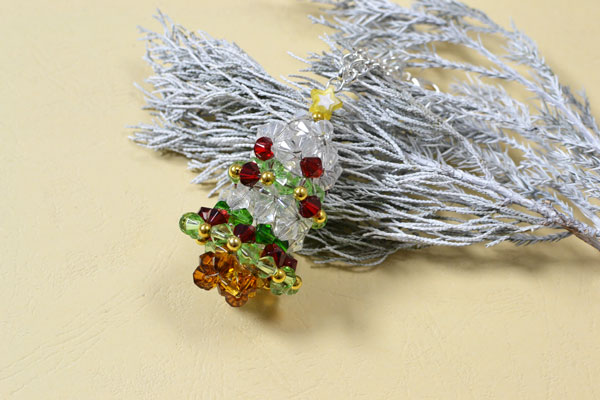 Now I share the final look of the mini colorful beaded Christmas with you! Have you been attracted by this cute 3D craft?