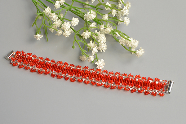 Here is the final look of this red tube bead and seed bead bracelet!