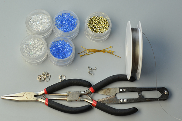 Tools and materials needed to make this glass bead bracelet: