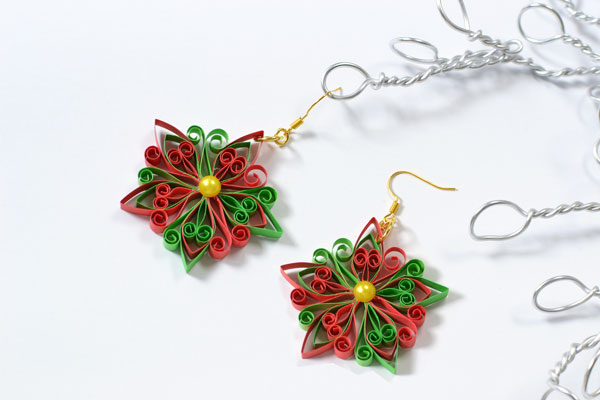 final look of the red and green star quilled paper earrings