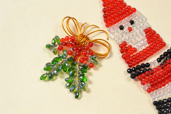 The final look of the charming Christmas brooch: