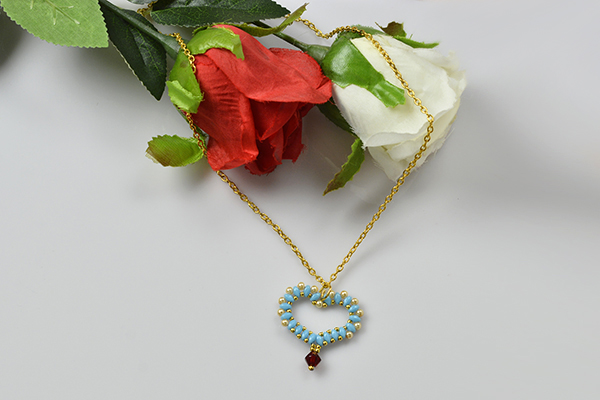 final look of the blue 2-hole seed bead heart pendant necklace