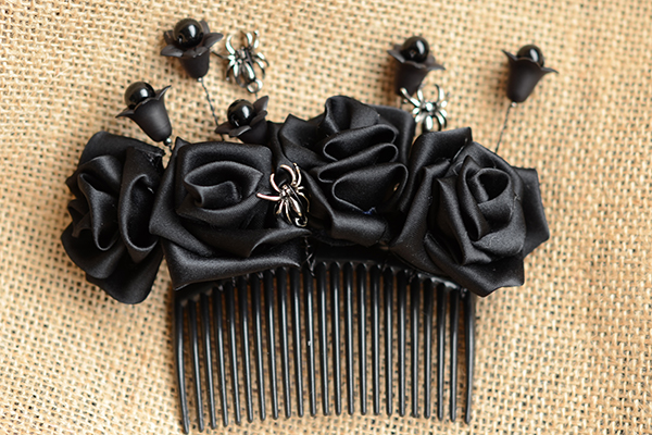The final look of the ribbon flower hair comb