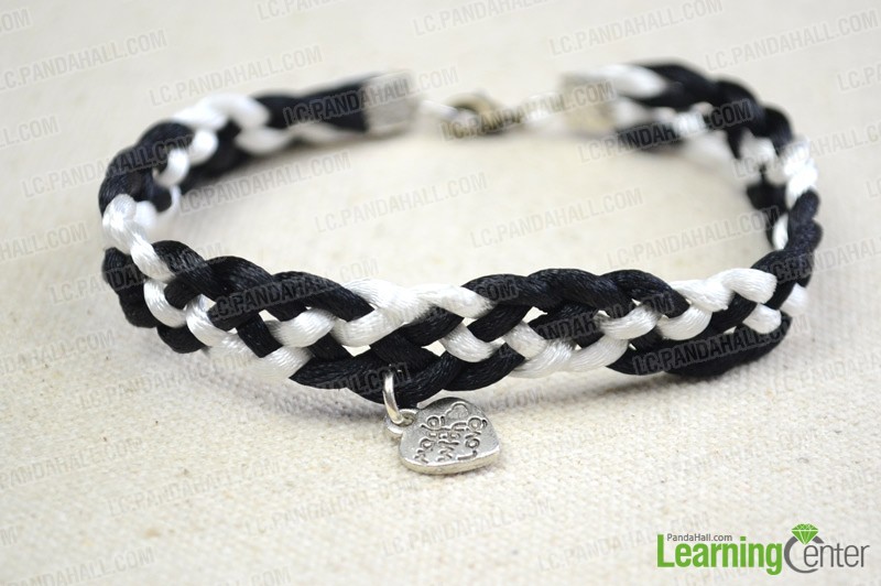 The final look of the braided black and white bracelet