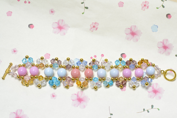 The final look of the easy colorful beaded bracelet: