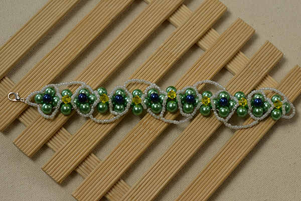 final look of the green flower bracelet