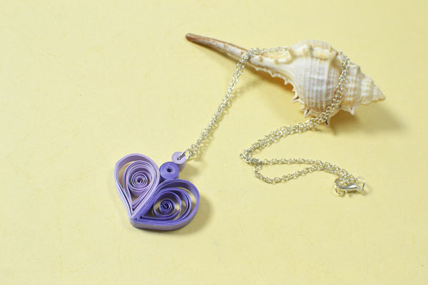 final look of the quilling paper heart pendant necklace