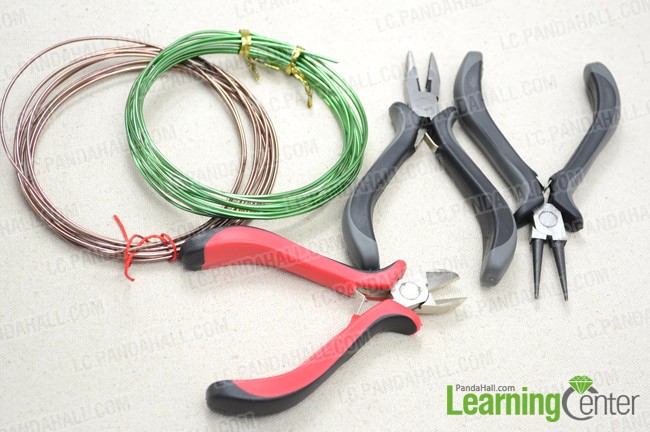 Material and tools for wire clover necklace