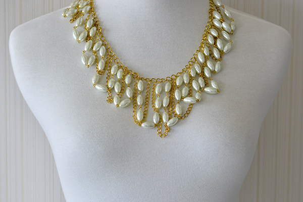 final look of the golden chain and beige pearl cluster necklace